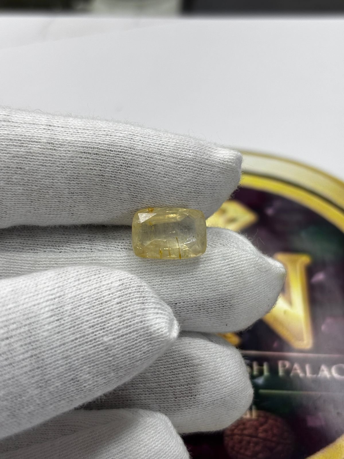 YELLOW SAPPHIRE - PUKHRAJ (SRI LANKA) - 8.005 CT