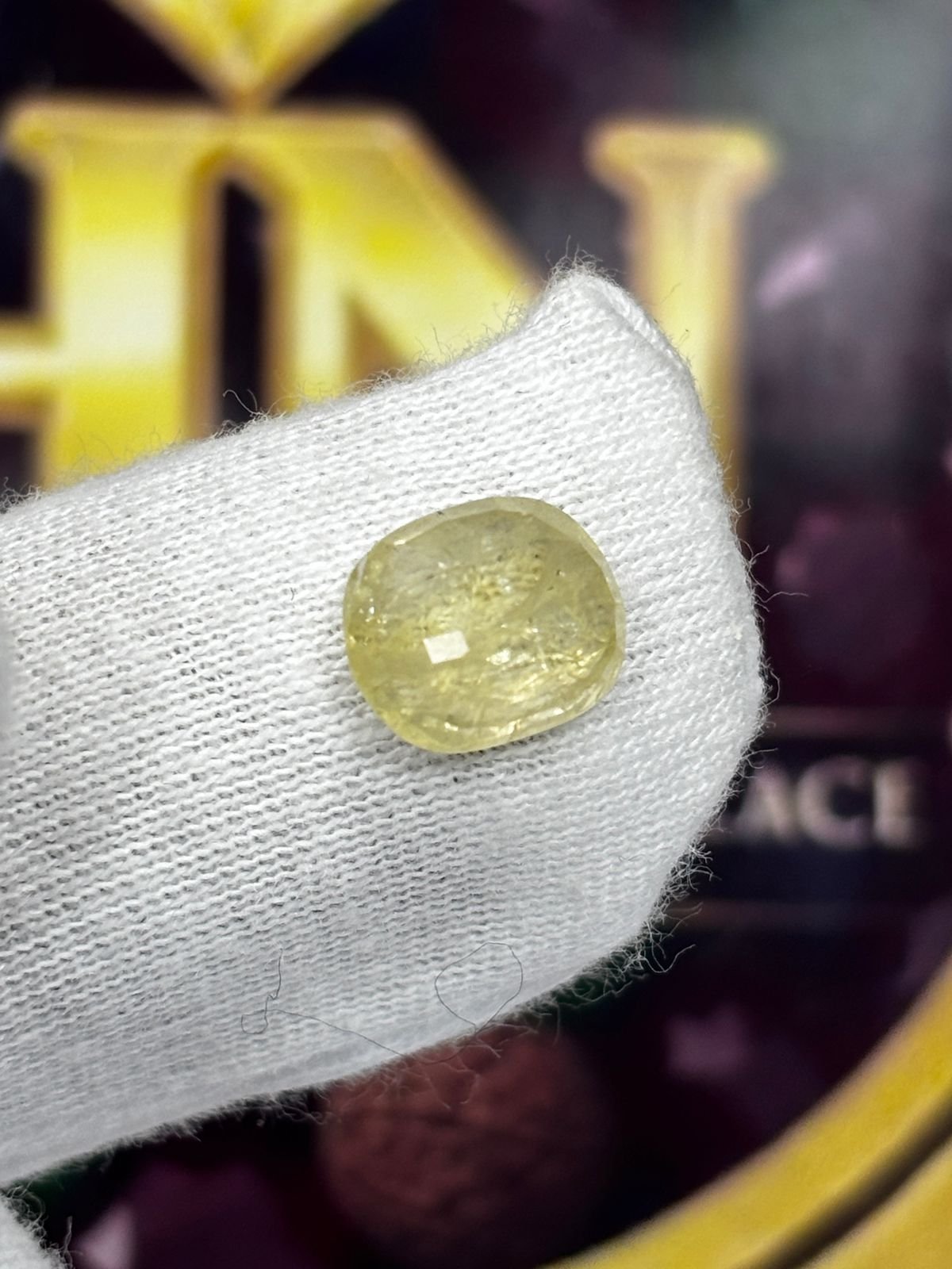 YELLOW SAPPHIRE - PUKHRAJ (SRI LANKA) - 3.850 CT