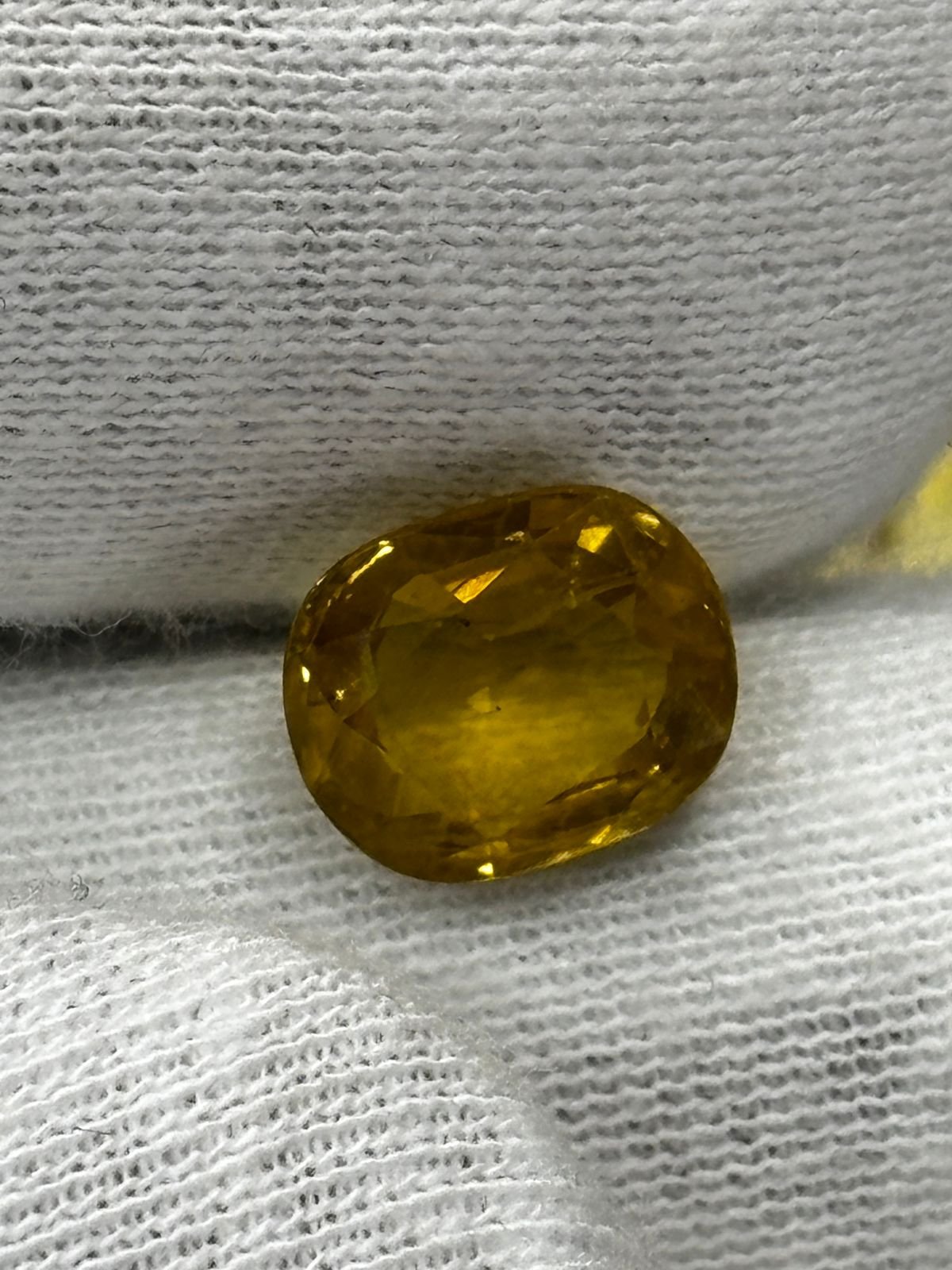 YELLOW SAPPHIRE - PUKHRAJ (BANGKOK) - 3.335 CT